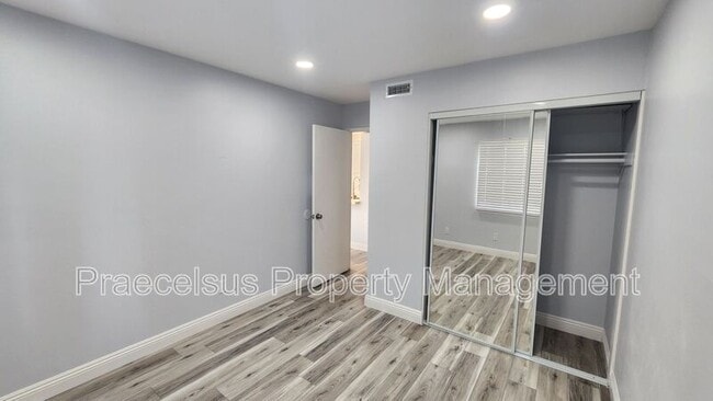 Building Photo - 2047 Lakeridge Cir