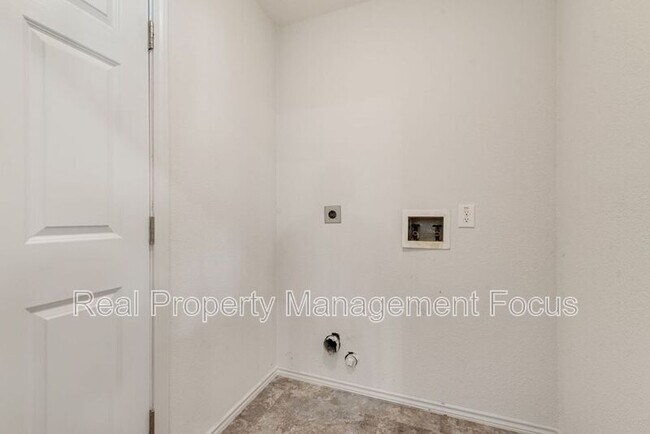 Building Photo - 1004 Trickham Dr