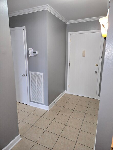 Building Photo - 613 Hillsboro Rd