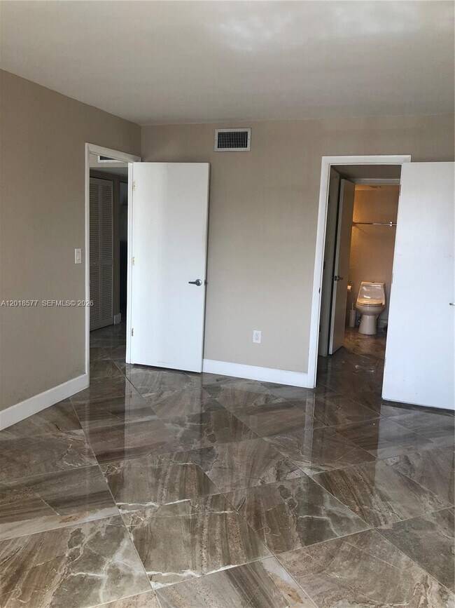 Building Photo - 9350 Fontainebleau Blvd