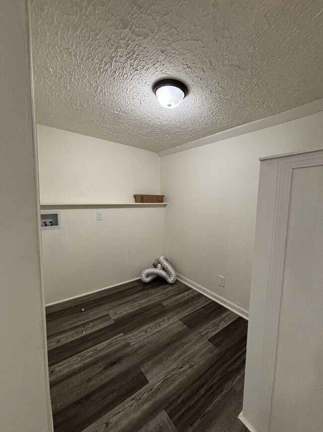 Building Photo - Newly Renovated 2 Bed/ 2 Bath- Great Downt...