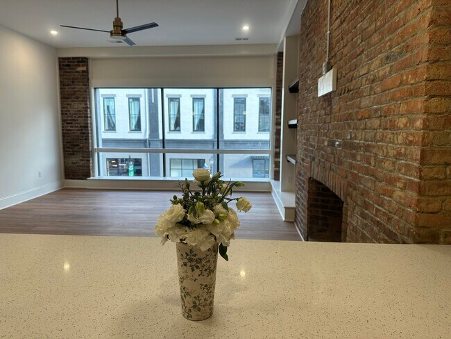 Building Photo - 307 W Main St