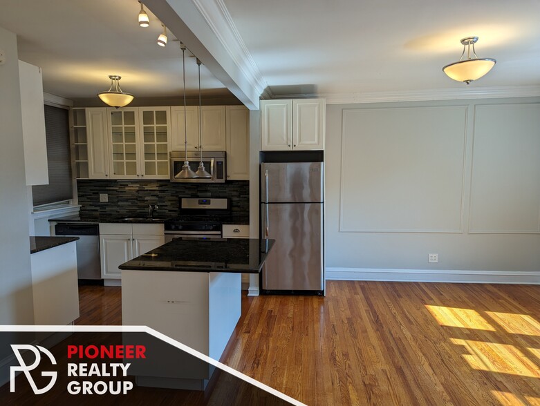 Building Photo - 546 W Surf St