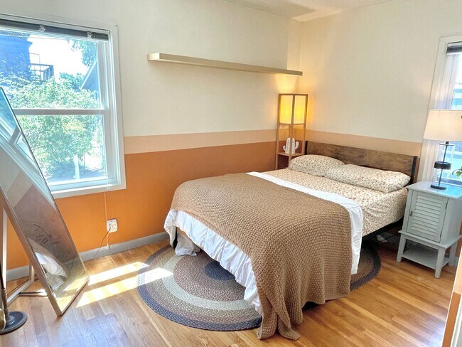 Building Photo - Charming Montavilla bungalow, 3 bed, 2 bath with fully fenced backyard