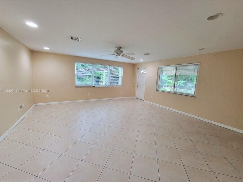 Building Photo - 104 Granada Dr