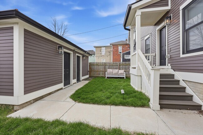 Building Photo - 1102 Summit St