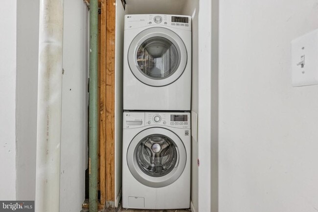 Building Photo - 12260 Greenleaf Ave