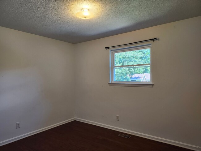 Building Photo - 3 Bedroom 2 bath home in North Hixson TN
