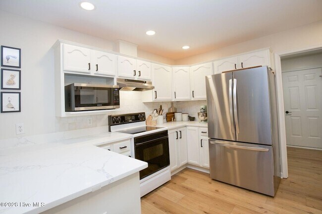 Building Photo - 681 Ginesing Dr