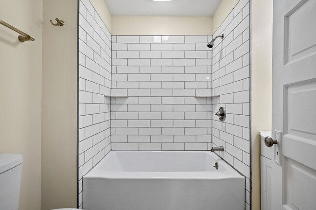 Building Photo - Newly Renovated 2 Bedroom Unit + Bonus Room In The South Side.  Available Immediately.