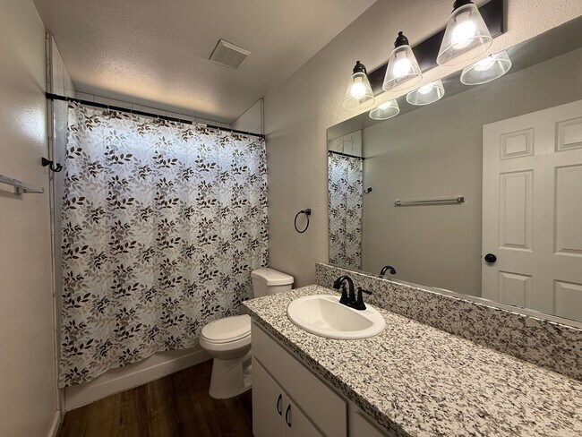 Building Photo - Must see! 2-bedroom, 2-bathroom single-sto...