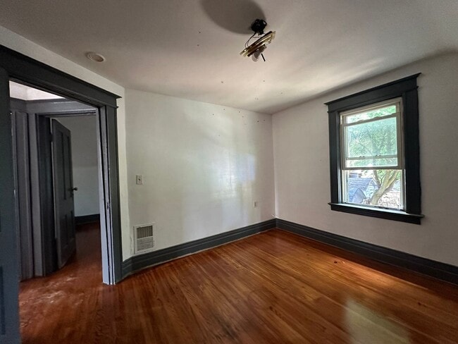 Building Photo - NICE 3 BEDROOMS WITH FULL BATH MOVE-IN READY!