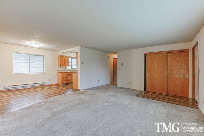 Building Photo - Classical Cute Duplex w/ 2 Bed 1 Bath in Washougal!