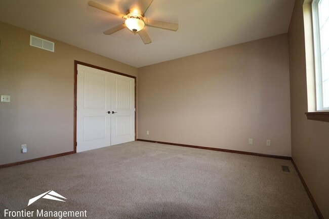 Building Photo - Gorgeous Duplex with Amazing View Off of Scenic Drive!