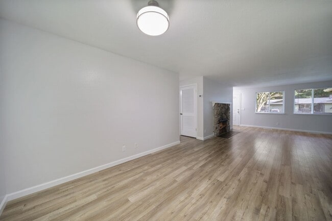 Building Photo - Classic rambler has 3 bedrooms, 1.75 baths, North Thurston School District