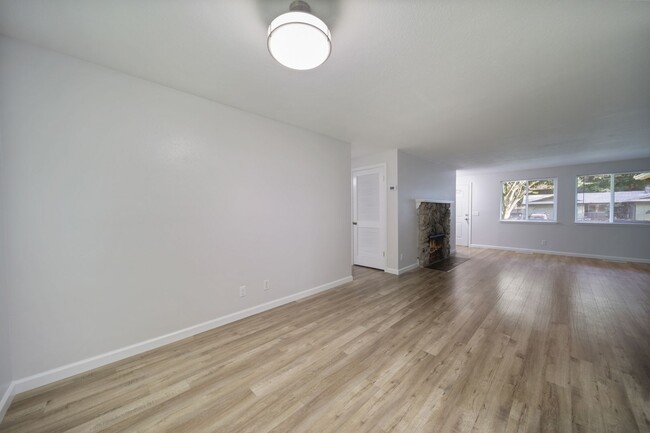 Building Photo - Classic rambler has 3 bedrooms, 1.75 baths...