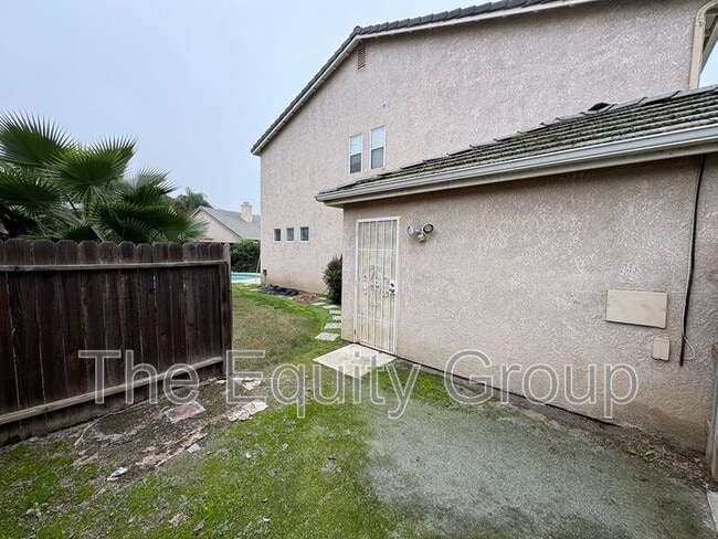 Building Photo - 2650 S Peppertree St