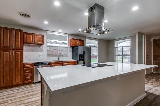 Building Photo - 511 E Hathaway Dr