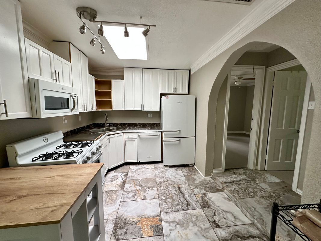Building Photo - 8619 Groveland Dr