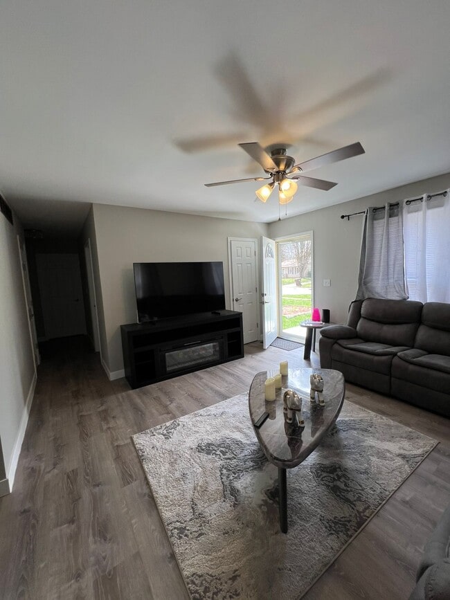 Building Photo - 1018 Hall St