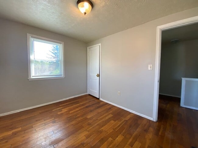 Building Photo - 2 Bed 1 Bath Apartment Available in Spring...