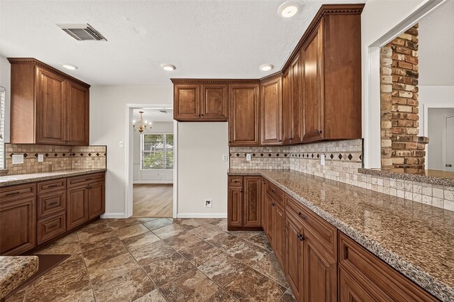 Building Photo - 12411 Pinerock Ln
