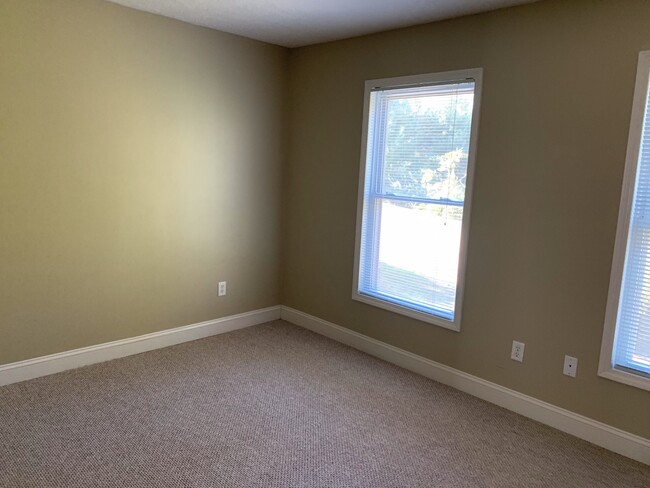 Building Photo - 2BR, 2.5 Ba End unit townhouse in Pikes Place