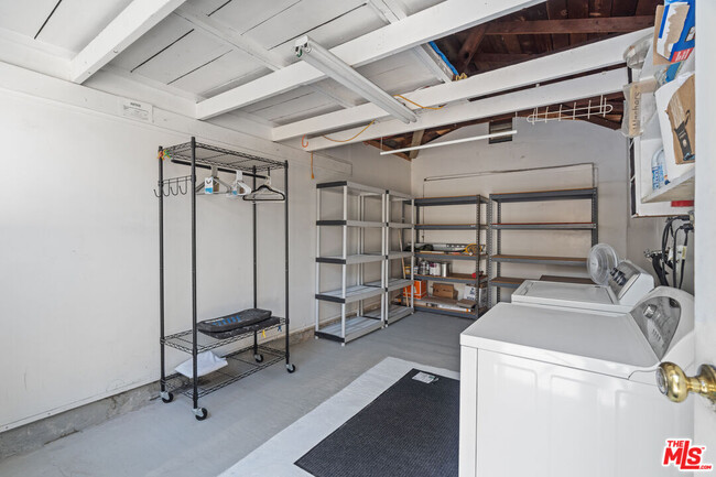 Building Photo - 2421 Cloy Ave