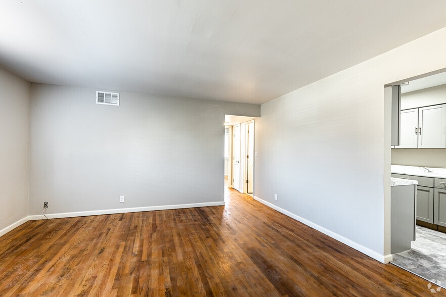 2BR, 1BA - 782SF - Brittany Village
