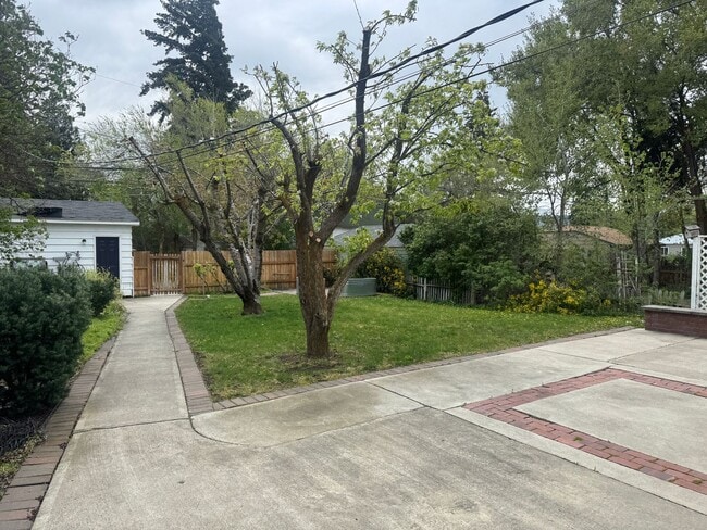 Building Photo - Spacious Home with Great Location