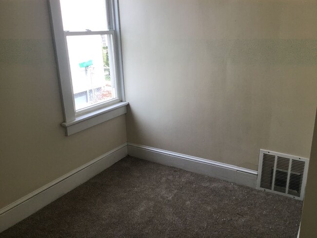 Building Photo - 4 Bedroom Single Family Home