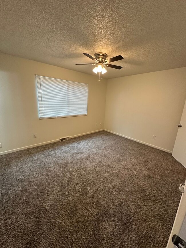 Building Photo - Fantastic 4 bdrm home avail NOW