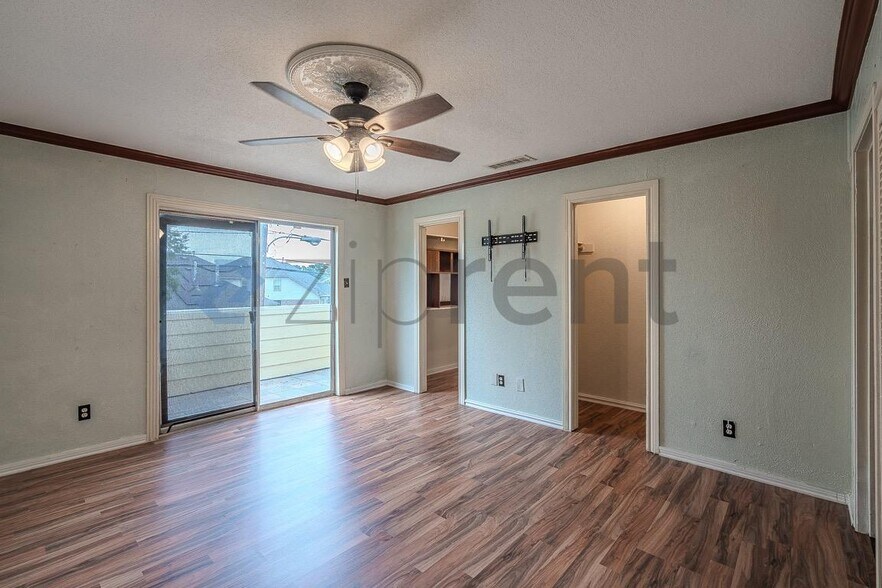 Building Photo - Unit 403