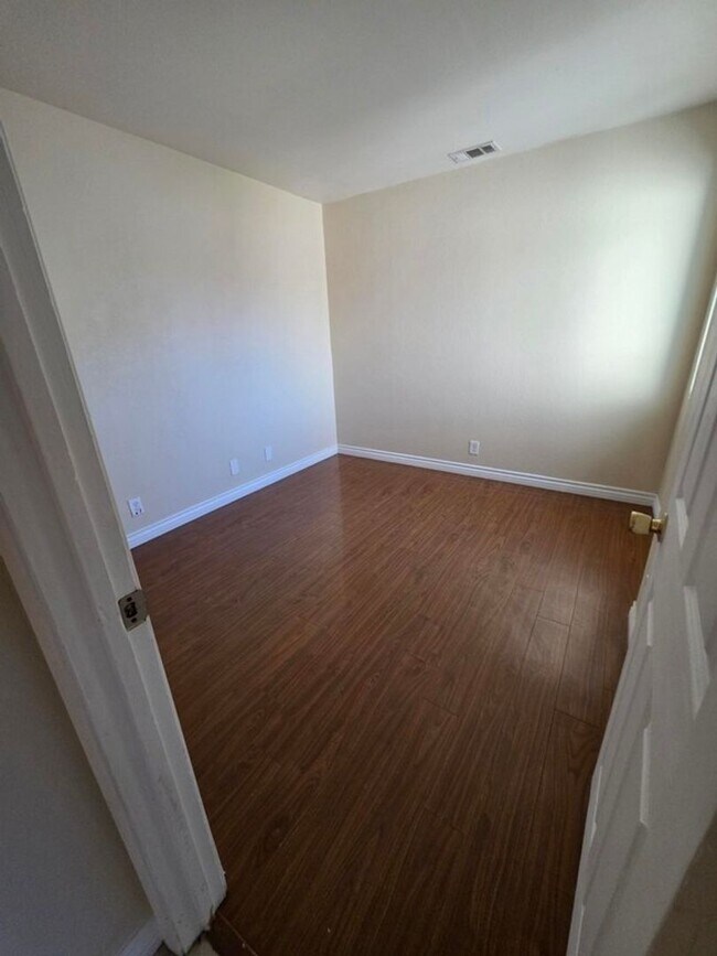 Building Photo - Close to Cal State