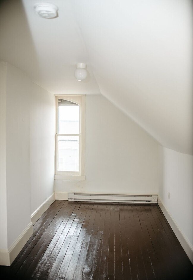 Building Photo - 331 N 3rd St