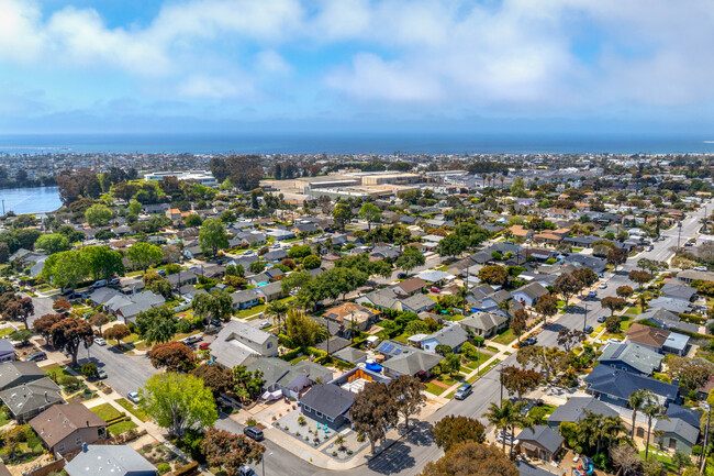 Building Photo - 401 Rancho Dr