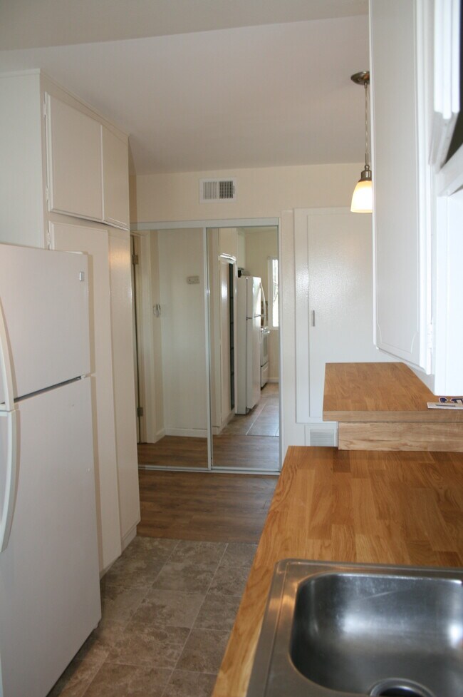 Building Photo - 400 N Acacia Ave