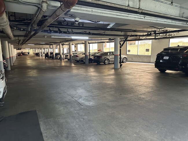 Parking Garage - 960 Larrabee St
