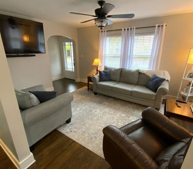 Building Photo - Godfroy