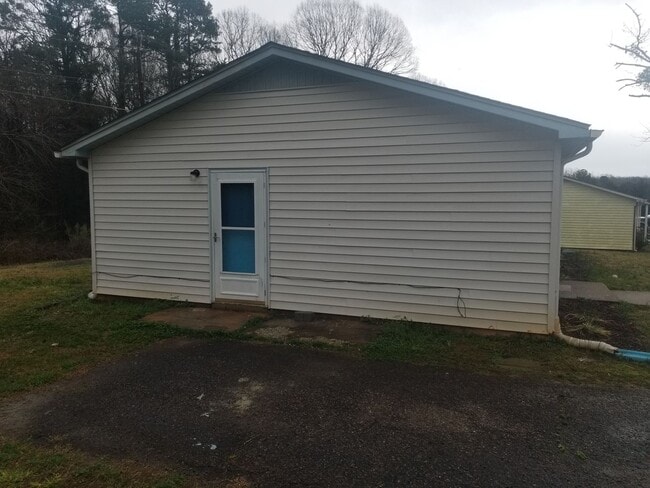 Building Photo - 3- Bedroom & 1- Bath