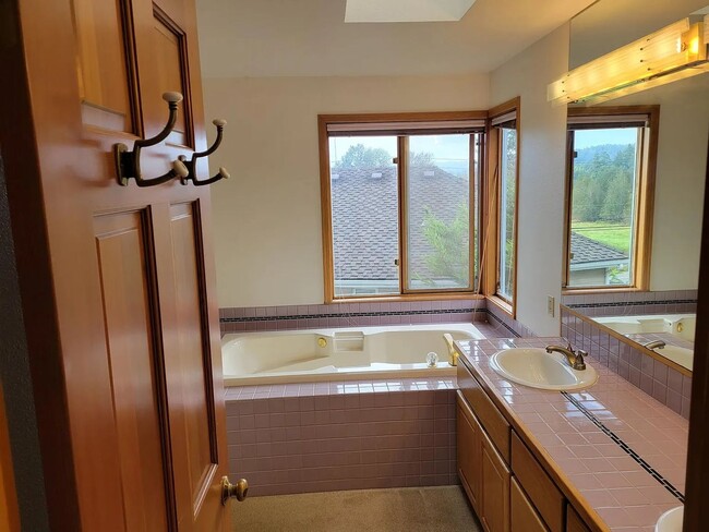 Building Photo - Spacious 3-Bedroom Home with Den and Private Backyard in Prime Location