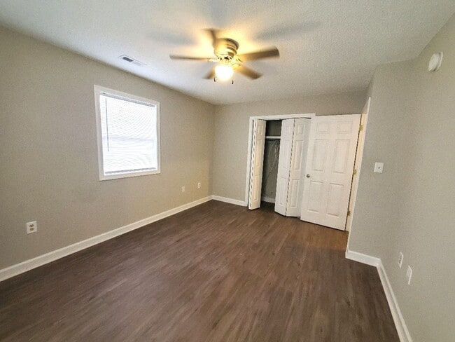 Building Photo - Charming 2BR/1BA Apartment – Well-Maintain...