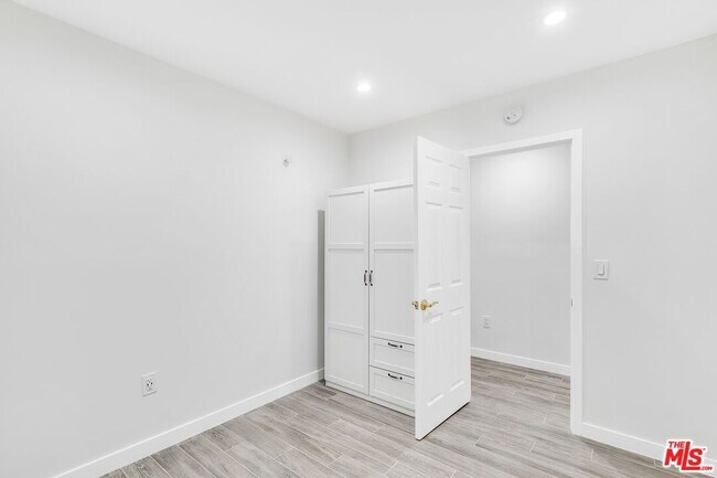 Building Photo - 40 Rose Ave