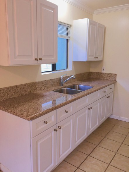 Building Photo - 411 Douglas St