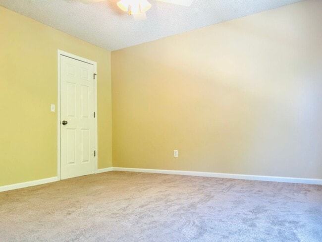 Building Photo - Fresh Updated Interior, Close to Fort Riley