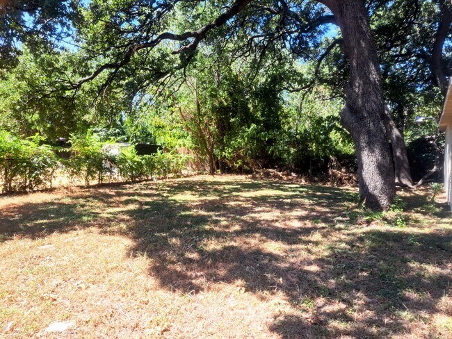 Building Photo - 4 bedroom, 2 bath home, Handicap accessible