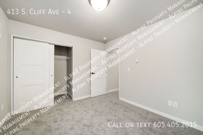 Building Photo - 413 S Cliff Ave