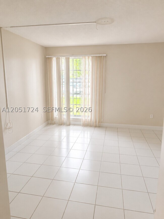 Building Photo - 10738 N Kendall Dr