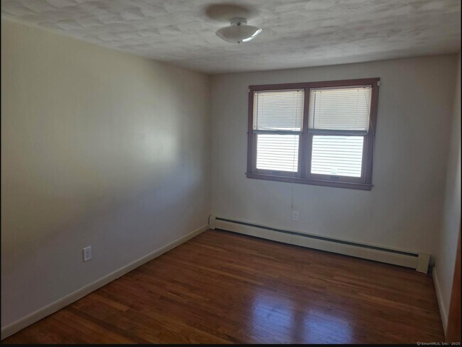 Building Photo - 985 Slater Rd