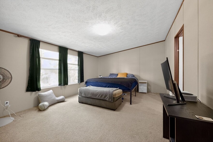 Building Photo - 122 Gibson St